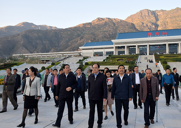 全國、省市政協(xié)委員體驗蘭渝鐵路、視察階州廣場