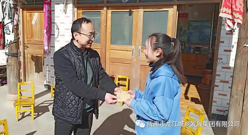 堅持精準(zhǔn)幫扶，合力脫貧攻堅——市龍江城鄉(xiāng)發(fā)展集團(tuán)、隴南太平洋財險公司聯(lián)合開展幫扶文縣橋頭鎮(zhèn)安子坡村2019年春節(jié)慰問活動