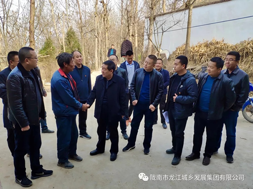 市龍江集團(tuán)在文縣橋頭鎮(zhèn)安子坡村開(kāi)展“解難題、辦實(shí)事、送溫暖”活動(dòng)