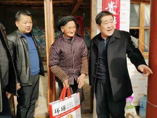 市龍江集團(tuán)在文縣橋頭鎮(zhèn)安子坡村開(kāi)展“解難題、辦實(shí)事、送溫暖”活動(dòng)