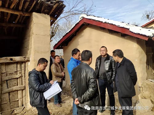 市龍江集團(tuán)在文縣橋頭鎮(zhèn)安子坡村開(kāi)展“解難題、辦實(shí)事、送溫暖”活動(dòng)