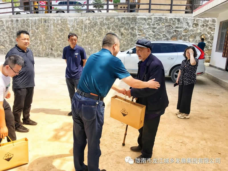 “感黨恩、憶黨史”，--市龍江城鄉(xiāng)發(fā)展集團(tuán)公司開展慶祝建黨99周年主題黨日活動(dòng)